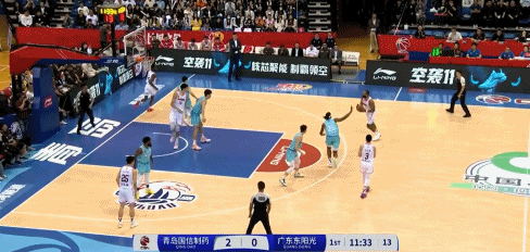 👀变阵会有奇效吗？广东男篮今日吉伦沃特代替贝兹利首发 开局就命中一记三分